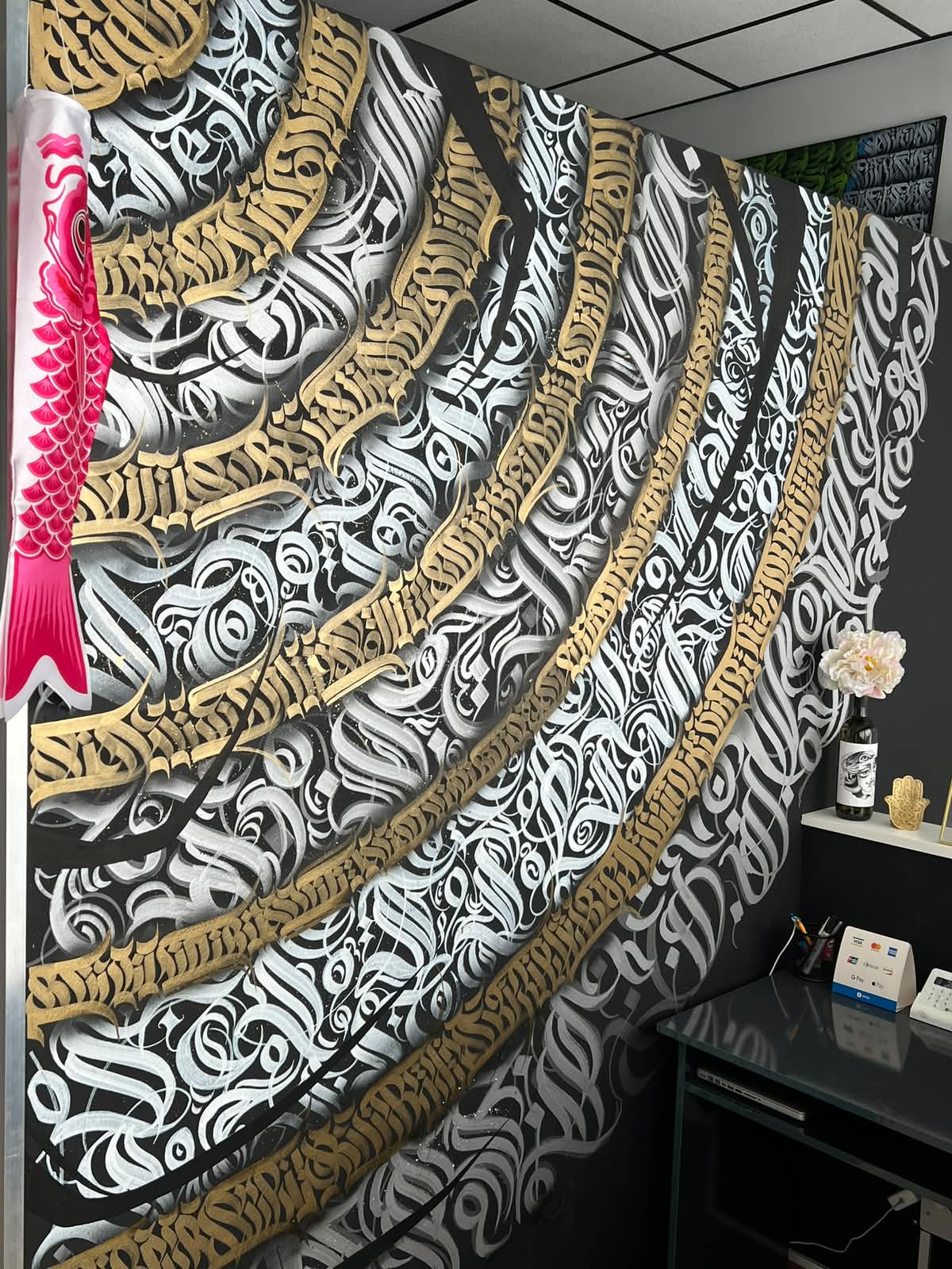Interno dello studio con decorazioni calligrafiche sulle pareti