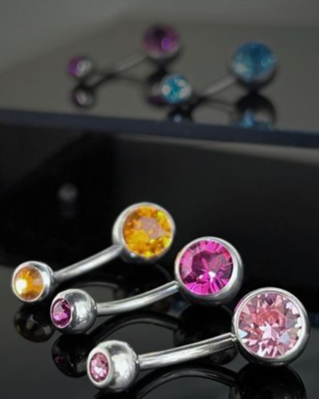 Dettaglio artistico di un piercing elegante in bianco e nero